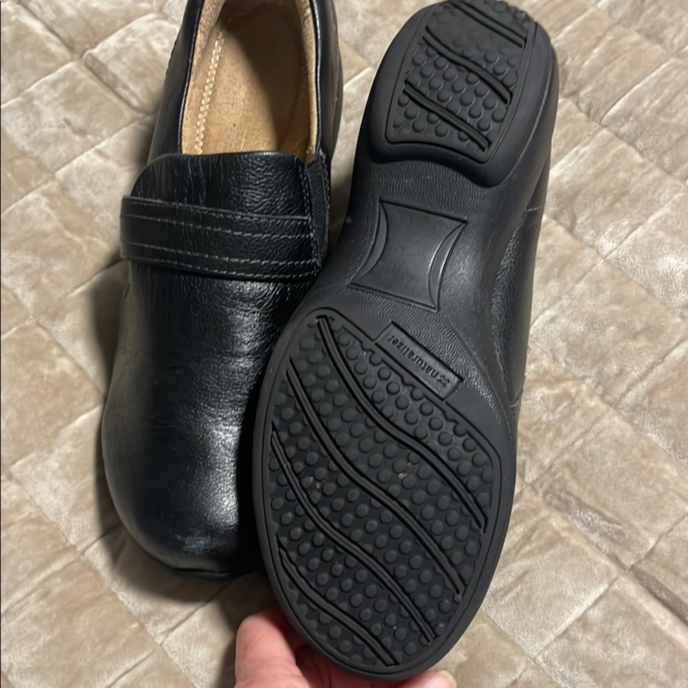 Naturalizer’s Black Leather Shoes - Picture 2 of 4